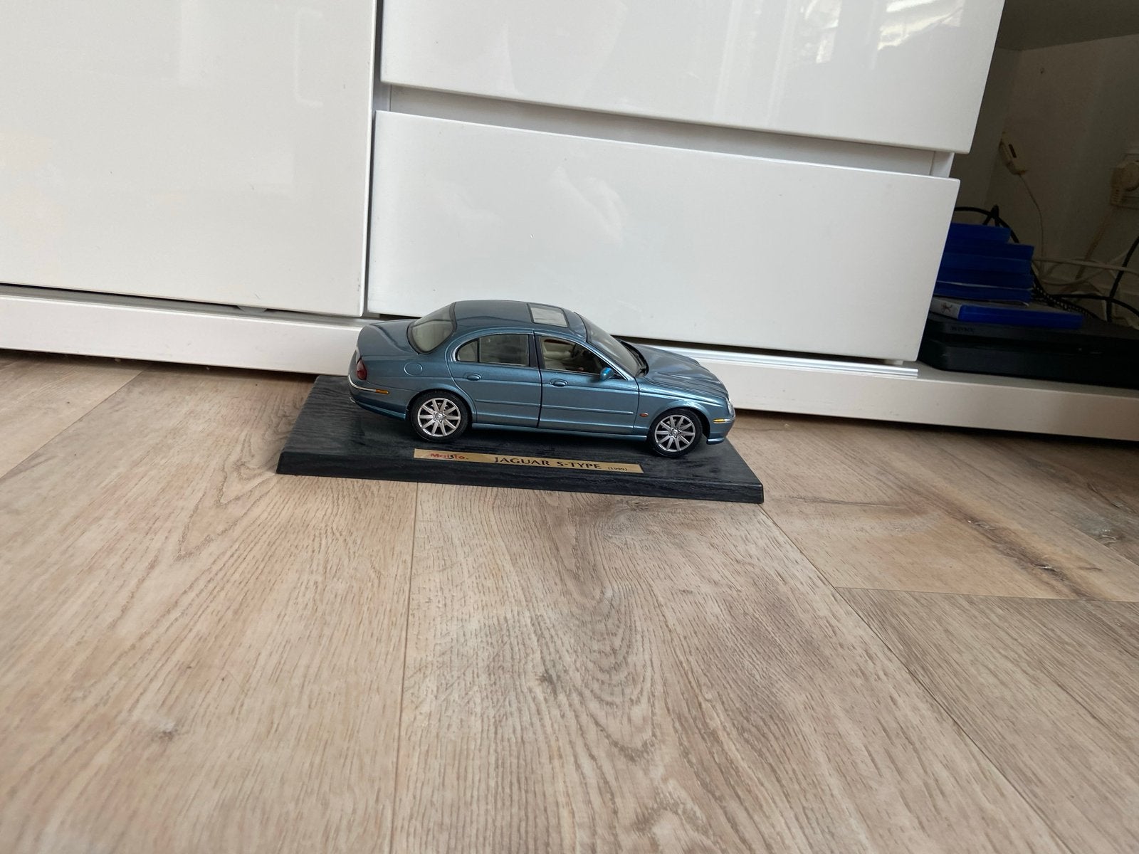 Maisto Jaguar S-Type (1999) schaalmodel met display, Ophalen of Verzenden, Zo goed als nieuw, Auto, Overige merken