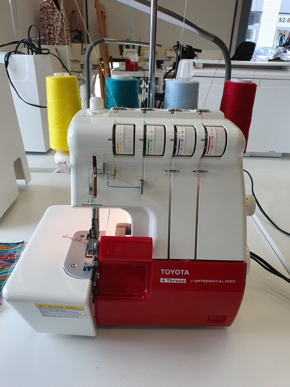 Lockmachine Toyota 4 thread, Hobby en Vrije tijd, Naaimachines en Toebehoren, Ophalen, Lockmachine, Overige merken
