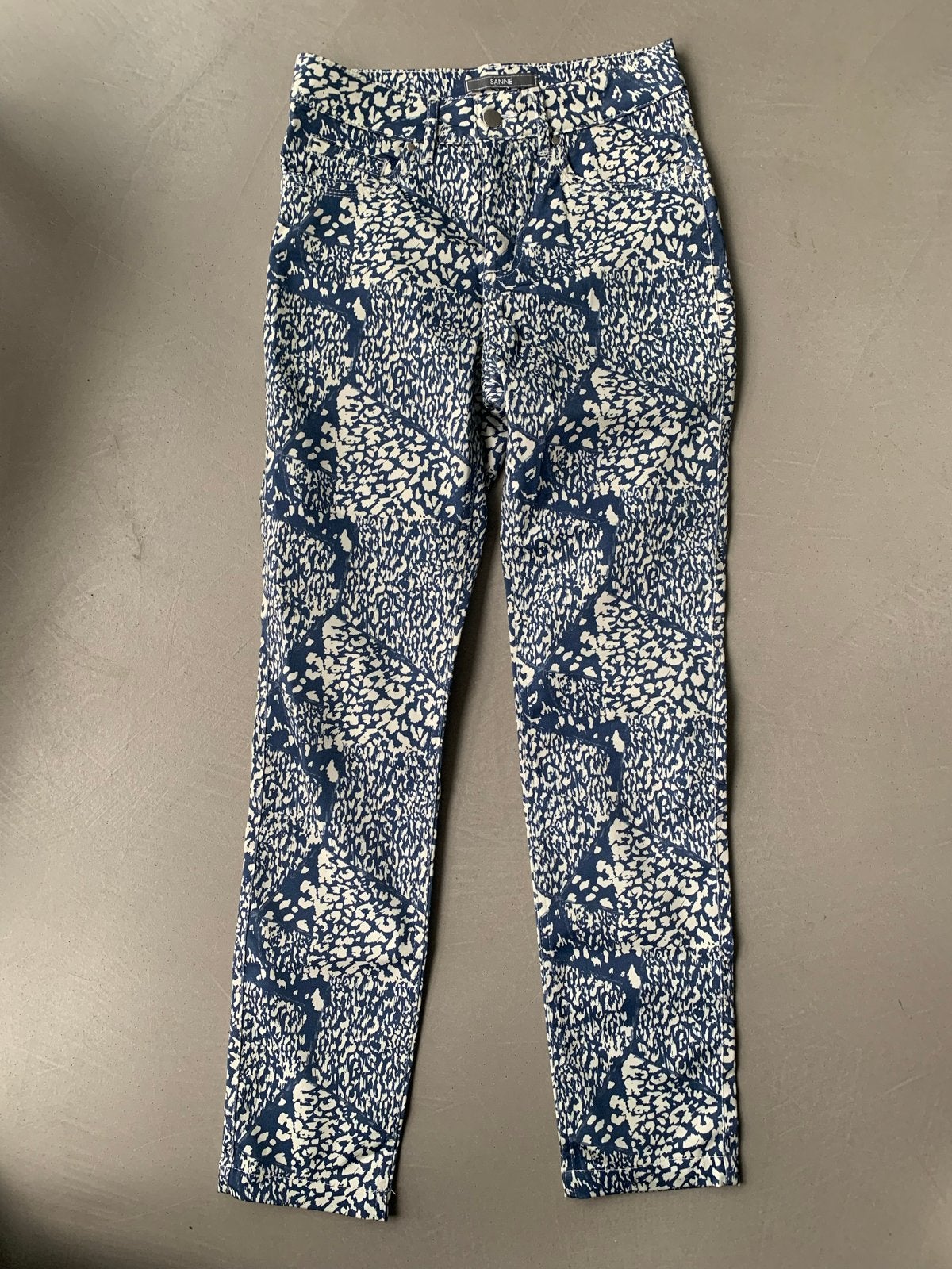 Sanne broek met print - Maat 36 (S), Kleding | Dames, Broeken en Pantalons, Blauw, Ophalen of Verzenden, Maat 36 (S), Lang