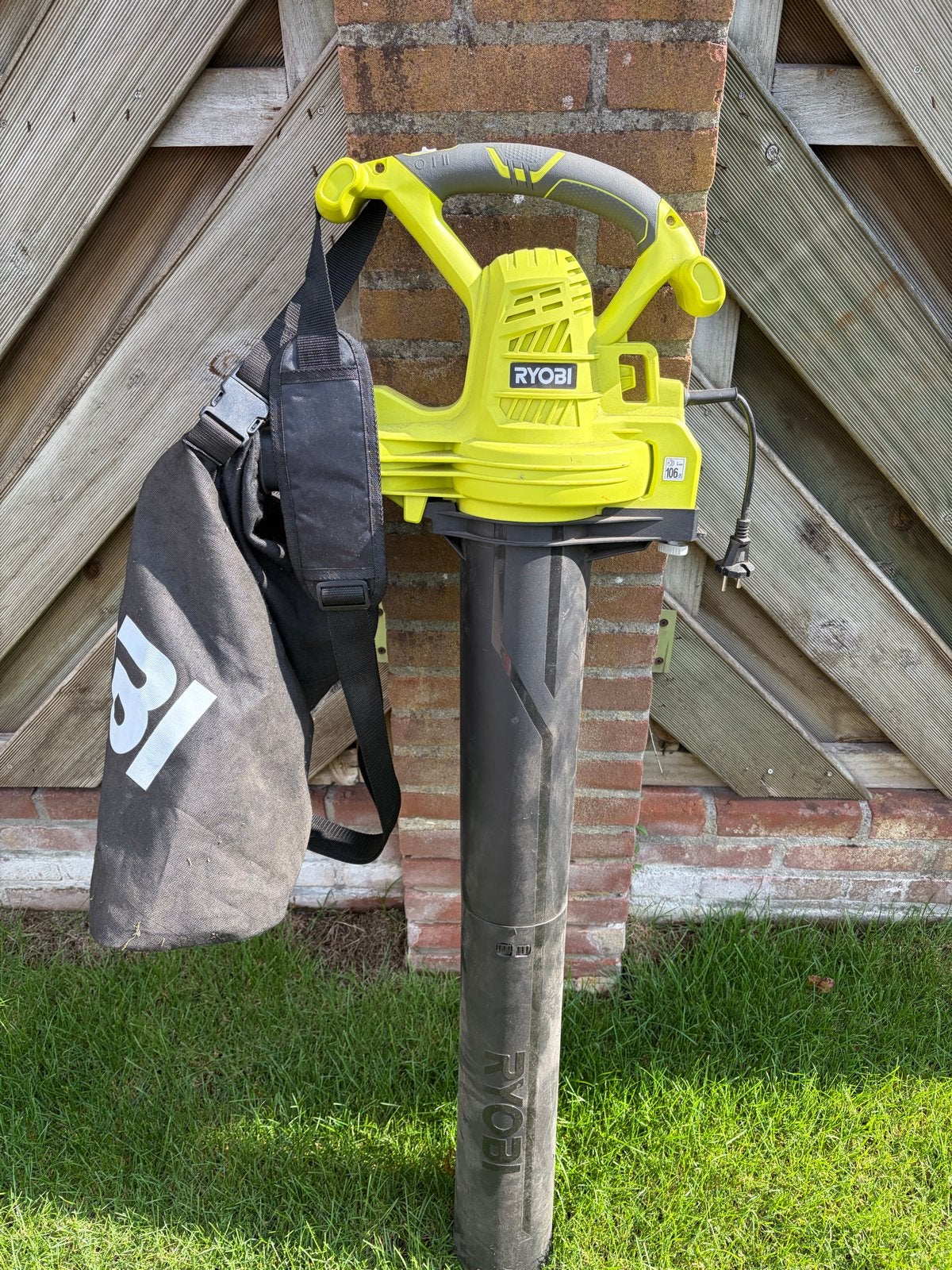 Ryobi Bladzuiger met Versnipperfunctie, Tuin en Terras, Gebruikt, Handgedragen, Ophalen of Verzenden, Met opvangzak
