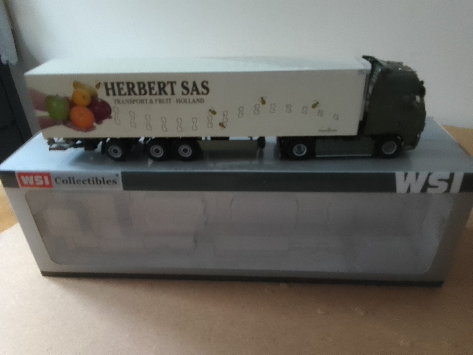 WSI Volvo FHXL4x2 met koeltrailer Herbert Sas (schaal 1:50), Ophalen