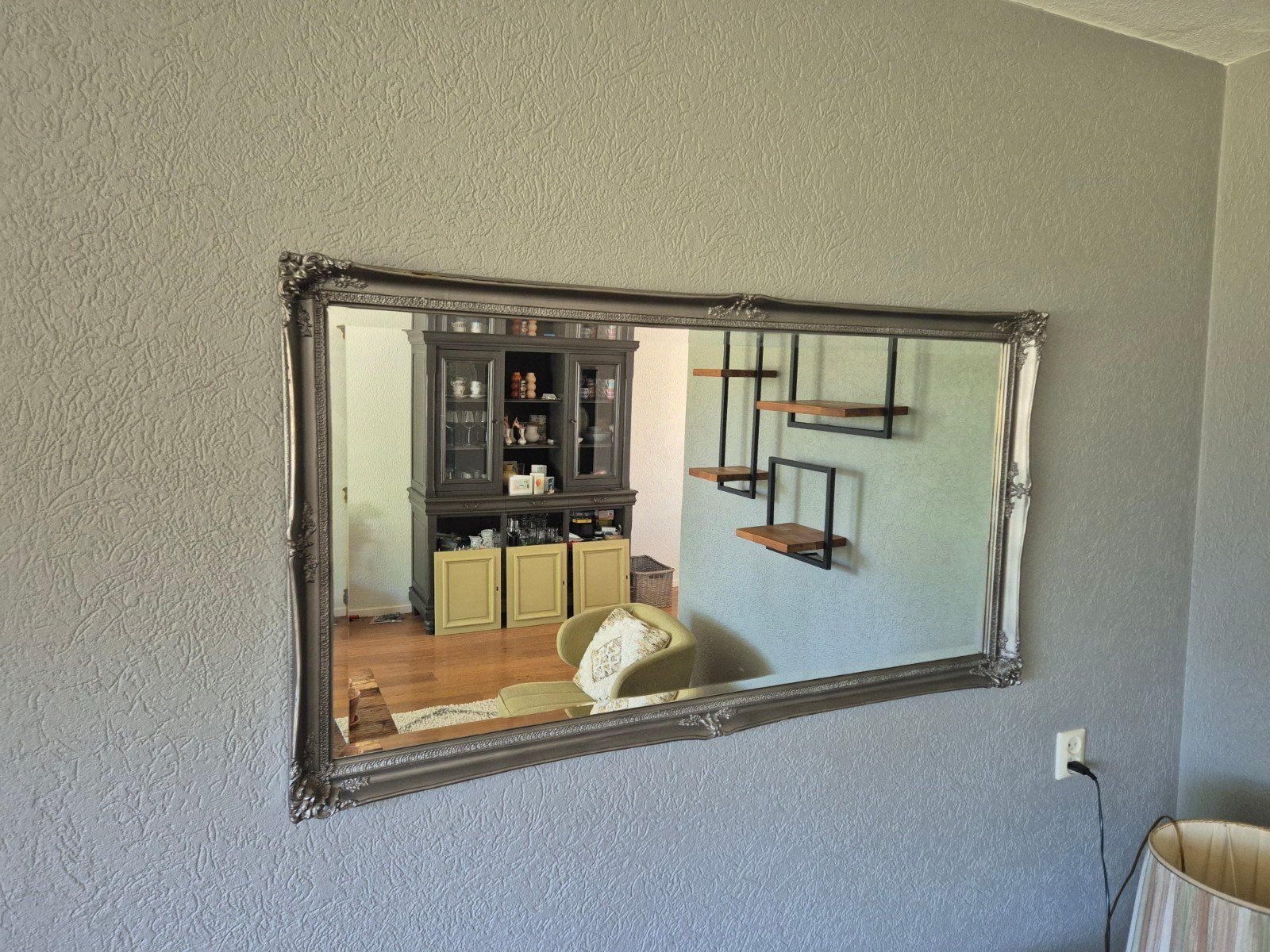Grote spiegel met sierlijke zilverkleurige lijst, Ophalen, 125 cm of meer, Zo goed als nieuw, Minder dan 100 cm