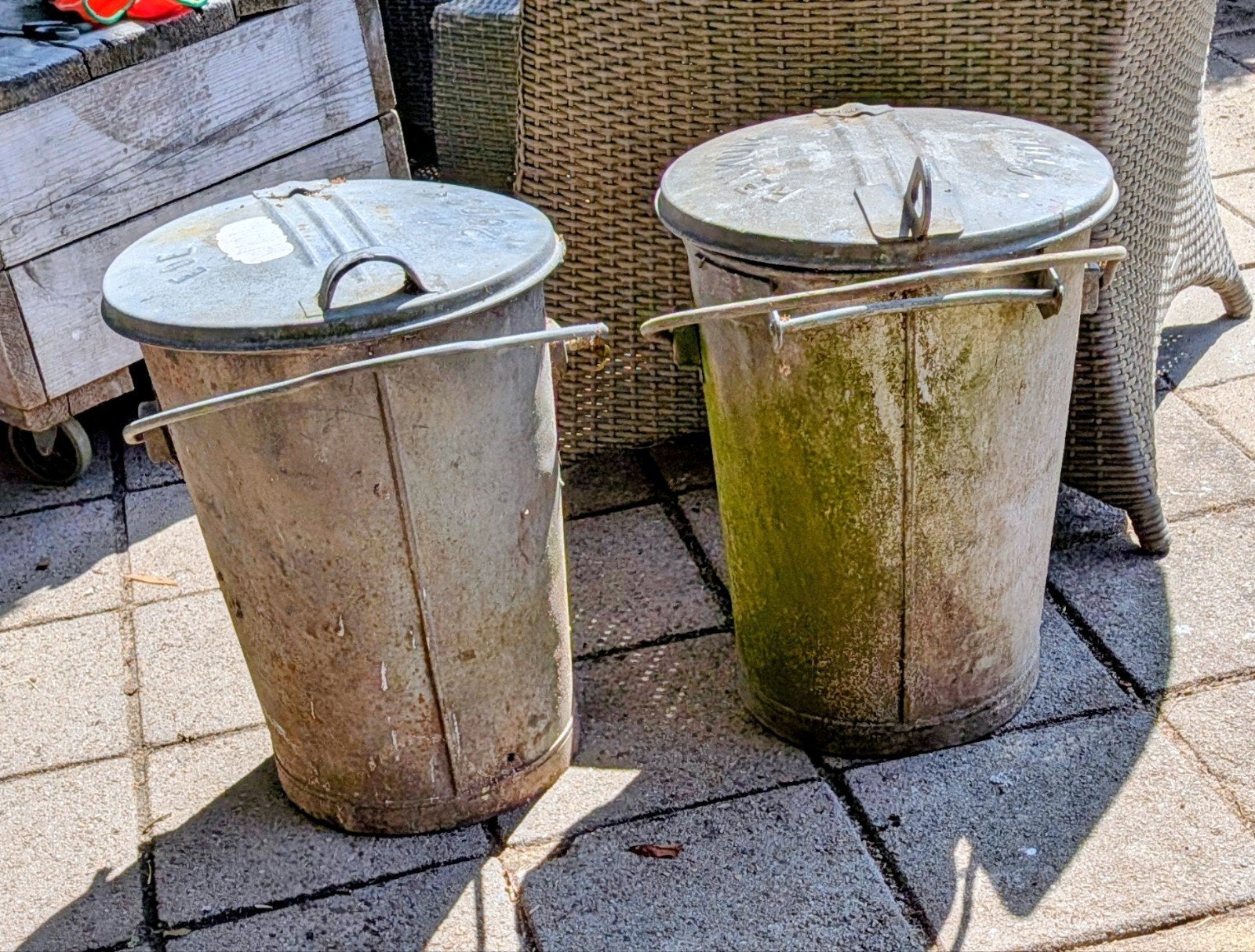 2 antieke vuilnisbakken uit Renkum en Ede per set of apart, Antiek en Kunst, Ophalen