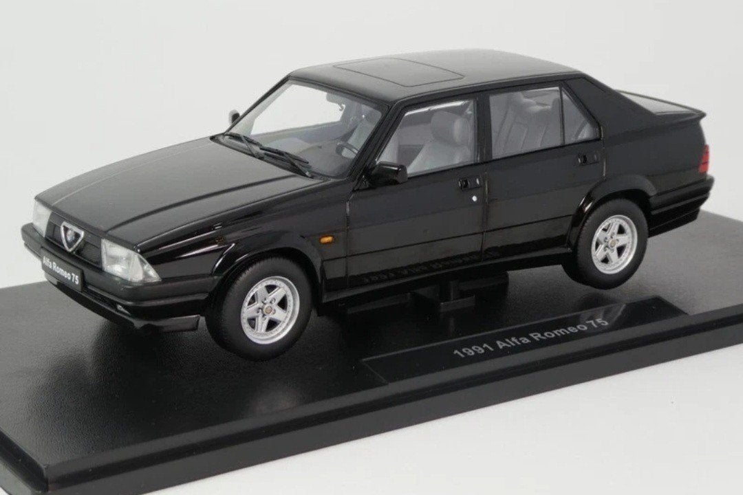 1:18 Alfa Romeo 75 uit 1991 Zwart Triple9, Hobby en Vrije tijd, Ophalen of Verzenden, Nieuw, Auto, Overige merken