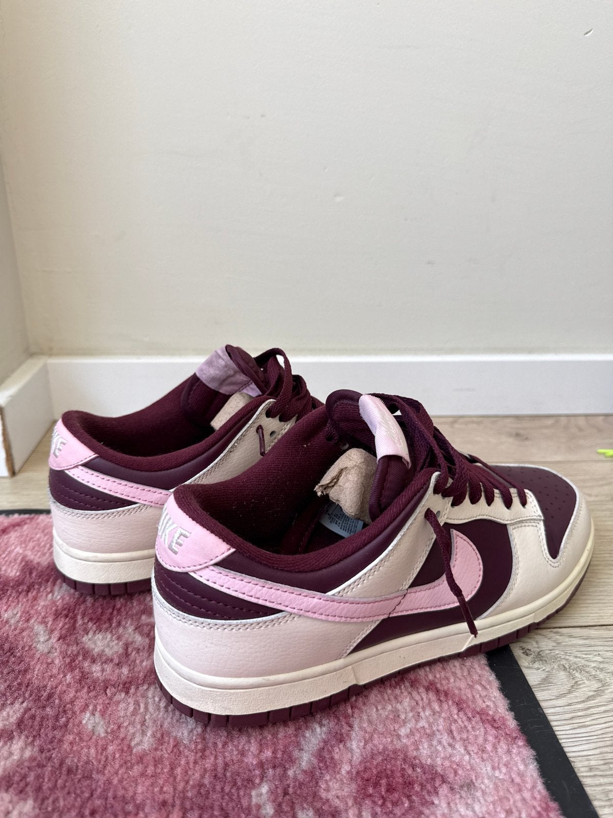 Nike Dunk Low valentines day - 41 Zo goed als nieuw, Ophalen, Zo goed als nieuw, Overige kleuren, Sneakers of Gympen