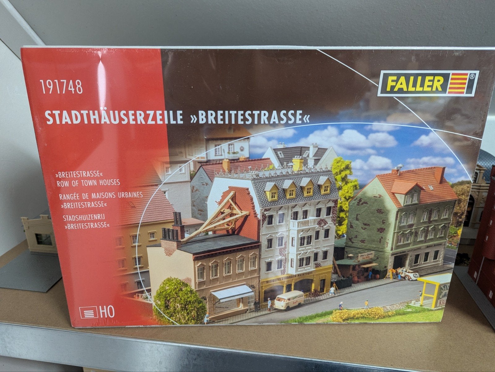 Faller 191748 Stadthäuserzeile "Breitestrasse" H0, Verzenden
