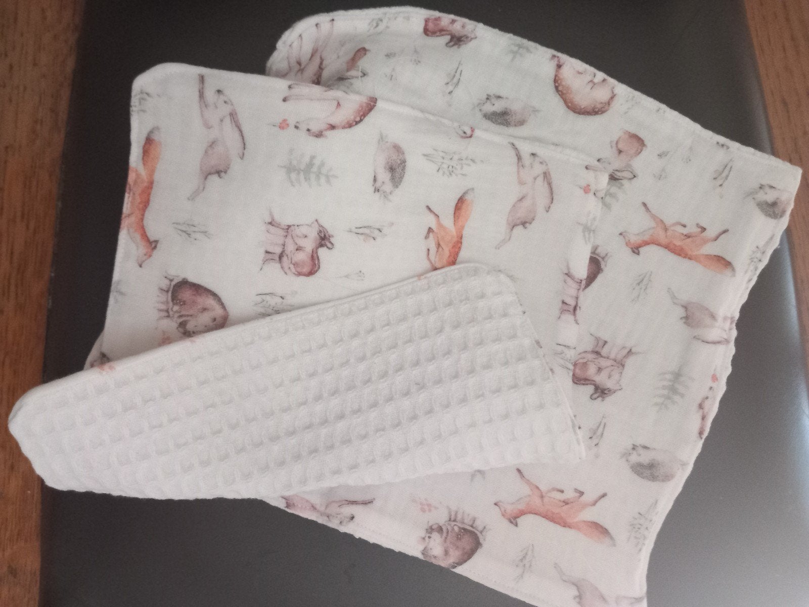 2 spuugdoekjes met bosdieren print en wafelstof, Ophalen of Verzenden, Gebruikt
