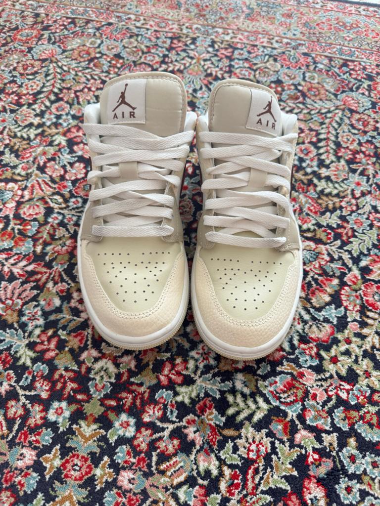 Air Jordan 1 Low Wmns "Desert Khaki" - Maat 39, Kleding | Dames, Schoenen, Ophalen, Zo goed als nieuw, Beige, Sneakers of Gympen