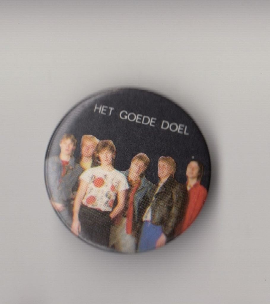 Het goede Doel band button België B, Verzamelen, Speldjes, Pins en Buttons, Gebruikt, Niet vindbaar, Niet vindbaar, Speldje of Pin