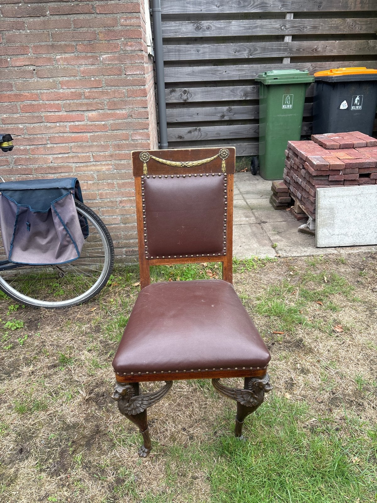 Antieke stoel met lederen bekleding en leeuwenpoten, Ophalen