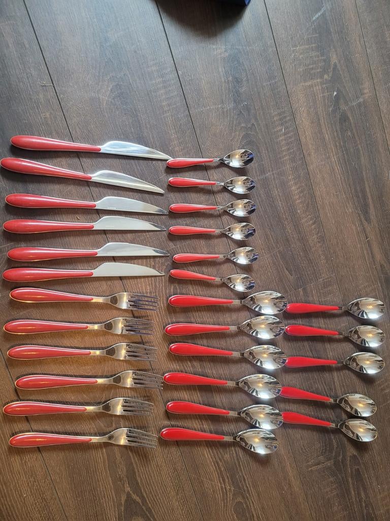 Bugatti Gioia bestekset 24-delig + 5 extra lepels rood, Ophalen of Verzenden, Zo goed als nieuw, Rvs of Chroom, Bestekset