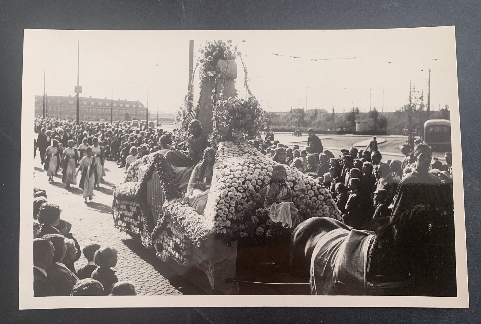 Foto Fotokaart Bloemencorso N van der Horst Leiden Hillegom, Verzenden, Foto, Zo goed als nieuw, 1940 tot 1960
