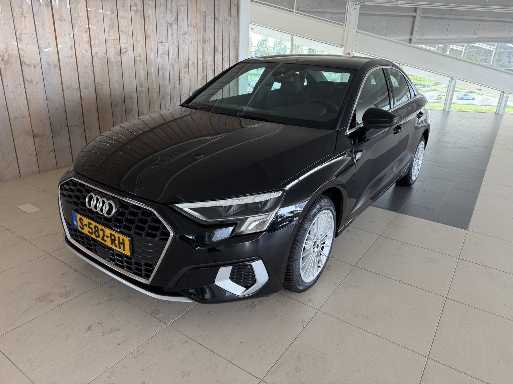 Audi A3 Limousine 30 TFSI Adv edition (bj 2023, automaat), Auto's, Automaat, Gebruikt, Zwart, Origineel Nederlands
