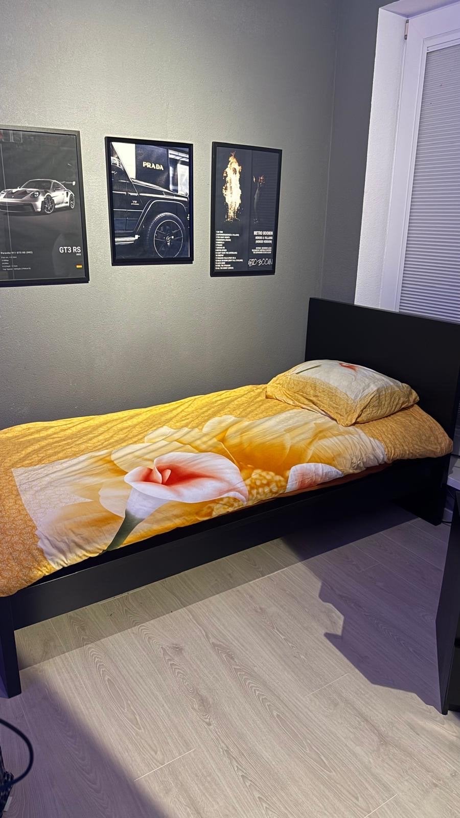 IKEA zwart eenpersoonsbed met matras en nachtkastje, Huis en Inrichting, Ophalen, Gebruikt, 90 cm, Eenpersoons