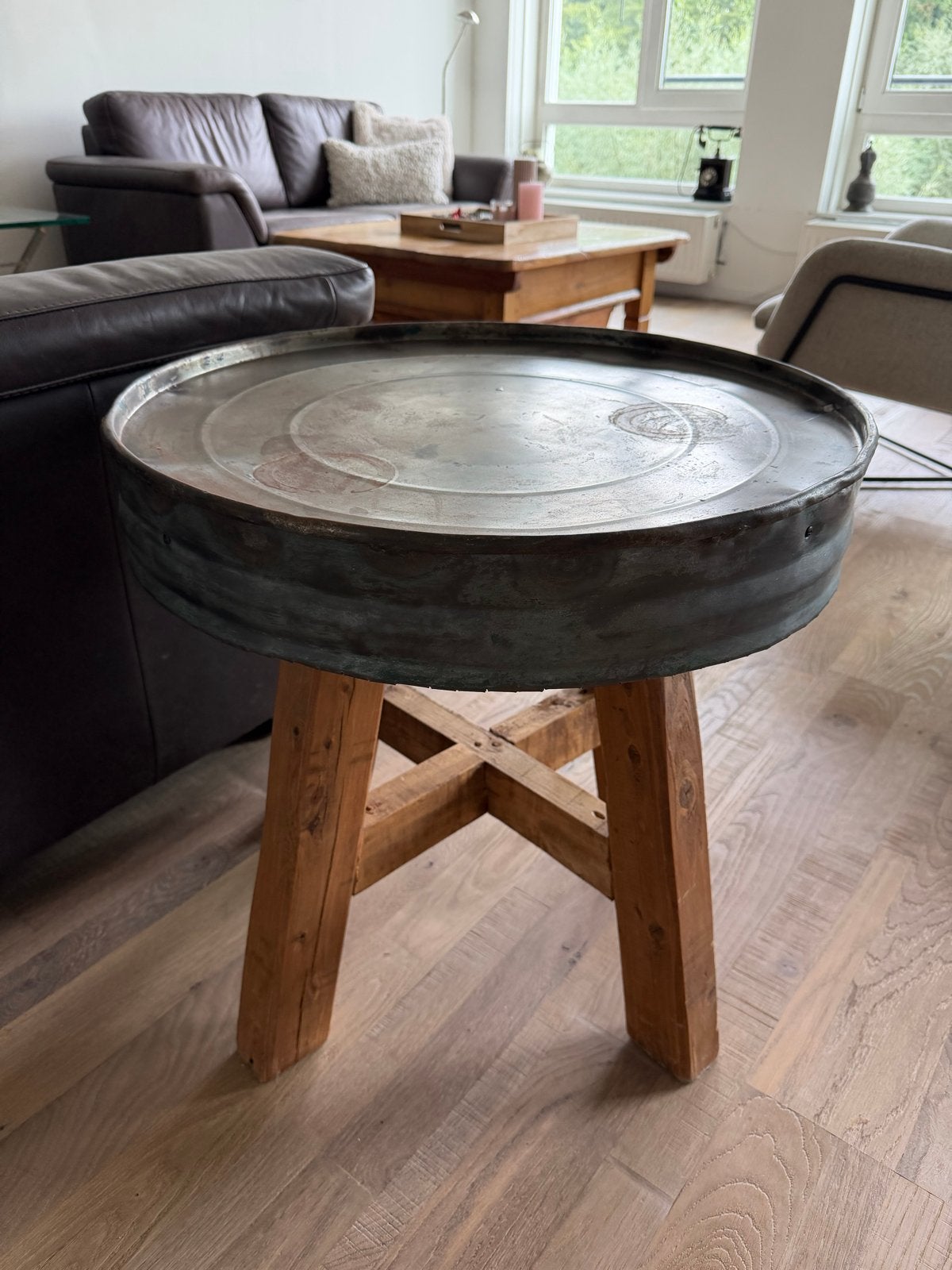 Unieke bijzettafel met metalen blad en houten onderstel, Huis en Inrichting, Minder dan 55 cm, Gebruikt, Metaal of Aluminium, Rond
