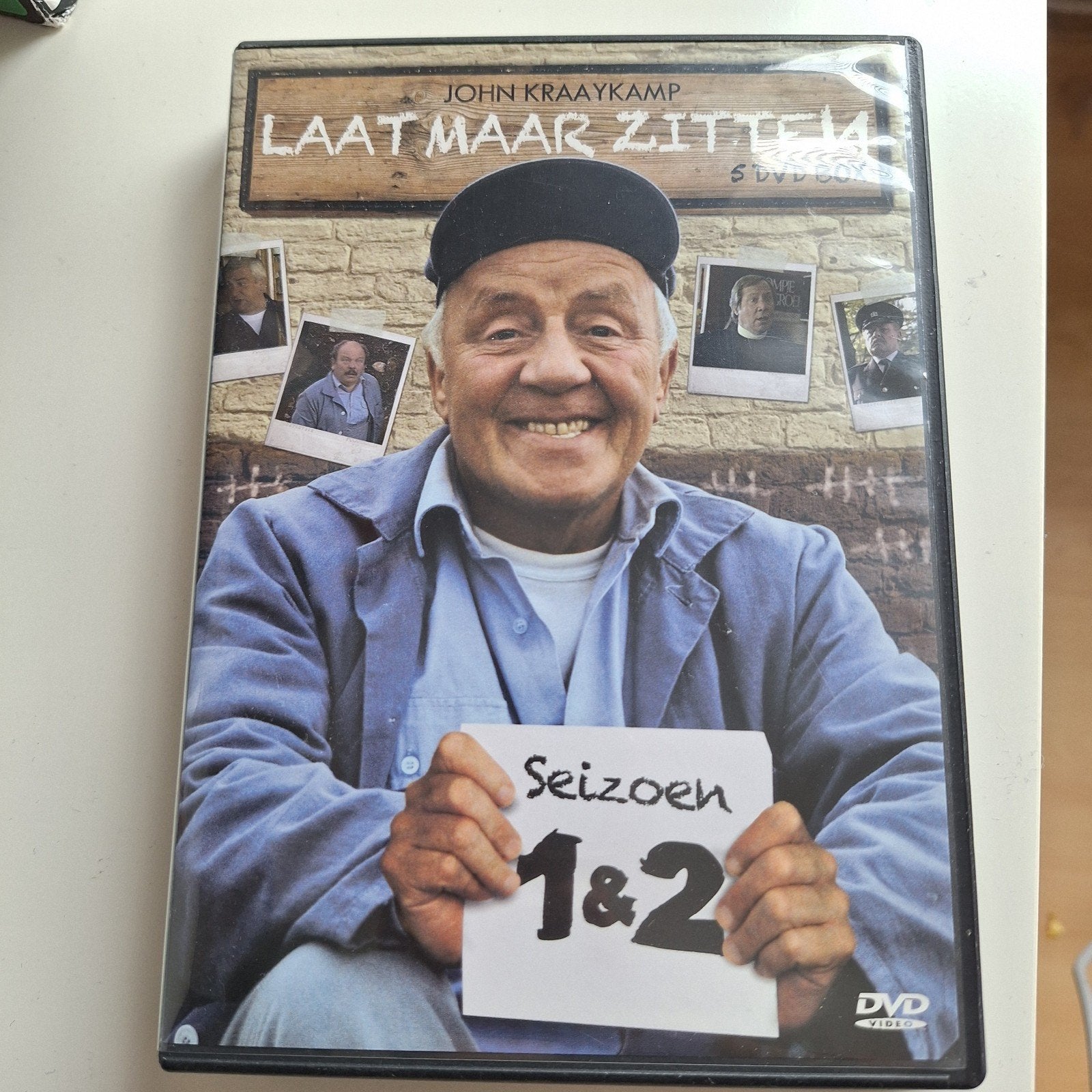 Laat Maar Zitten - Seizoen 1 & 2 (5 DVD Box) John Kraaykamp, Alle leeftijden, Seizoen 1, Zo goed als nieuw, Komedie