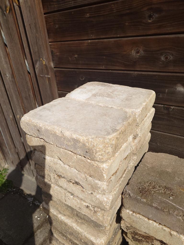 61 stuks zandsteen look stapelblokken of getrommelde tegels, Tuin en Terras, Ophalen