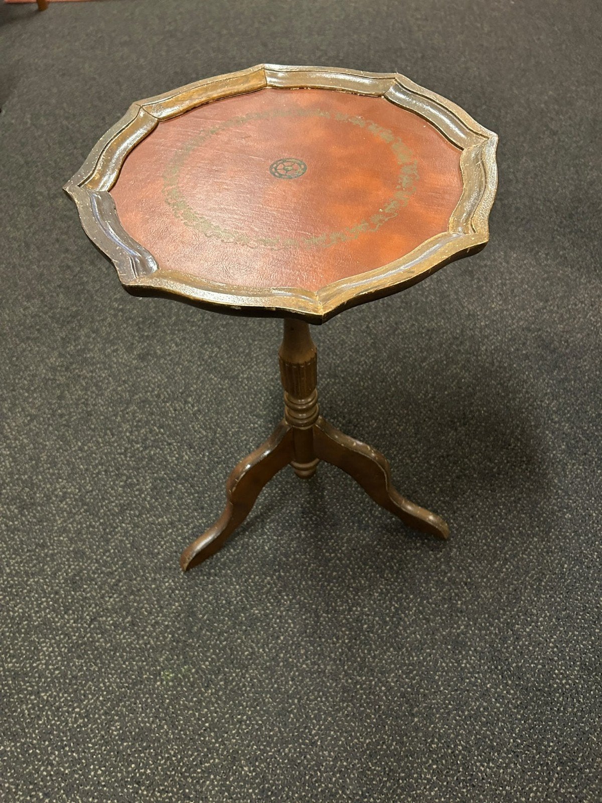 2 met in leer ingelegde bijzettafel, Ophalen