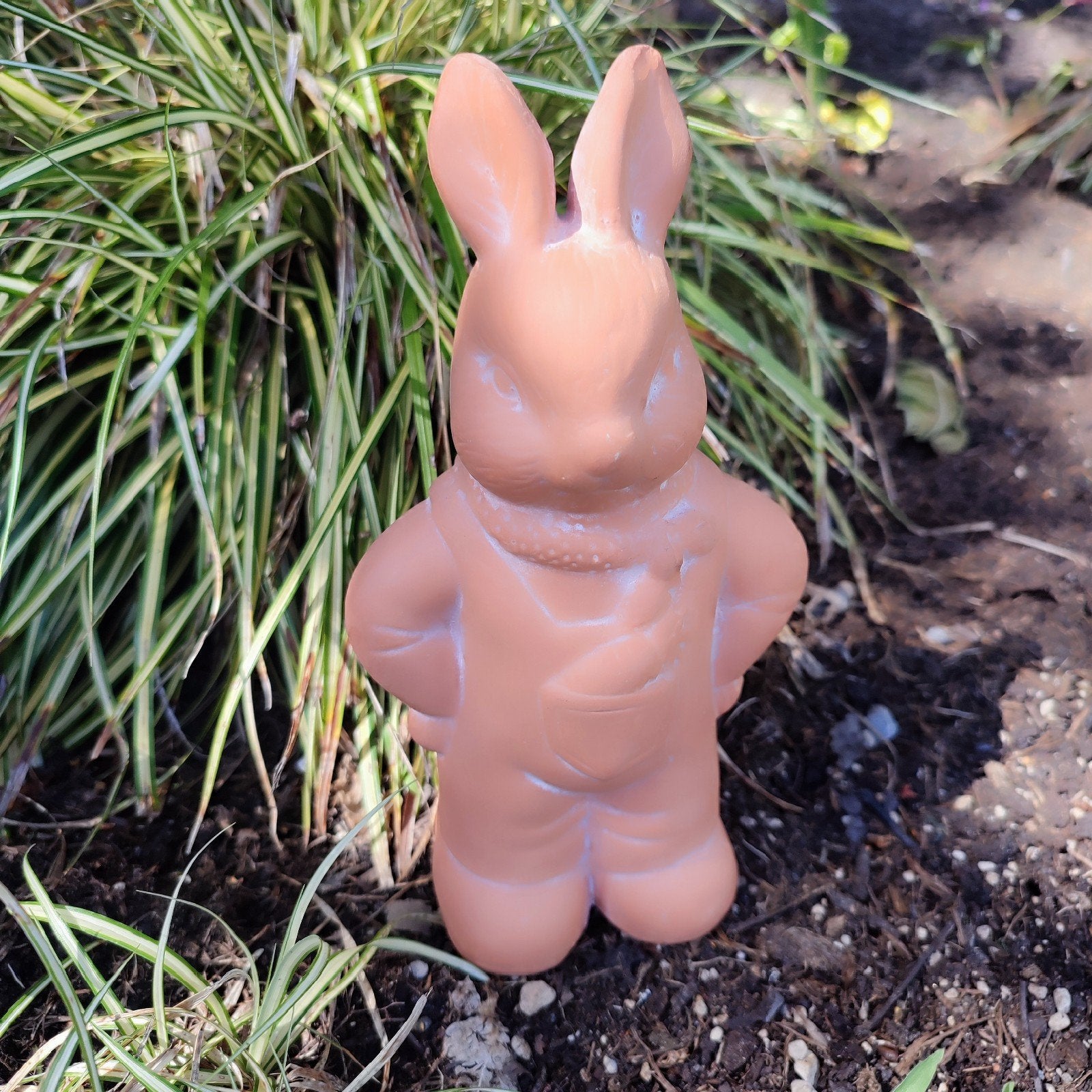 Tuinbeeld terracotta konijn haas met tuinbroek 22 cm, Ophalen of Verzenden, Zo goed als nieuw, Steen, Dierenbeeld