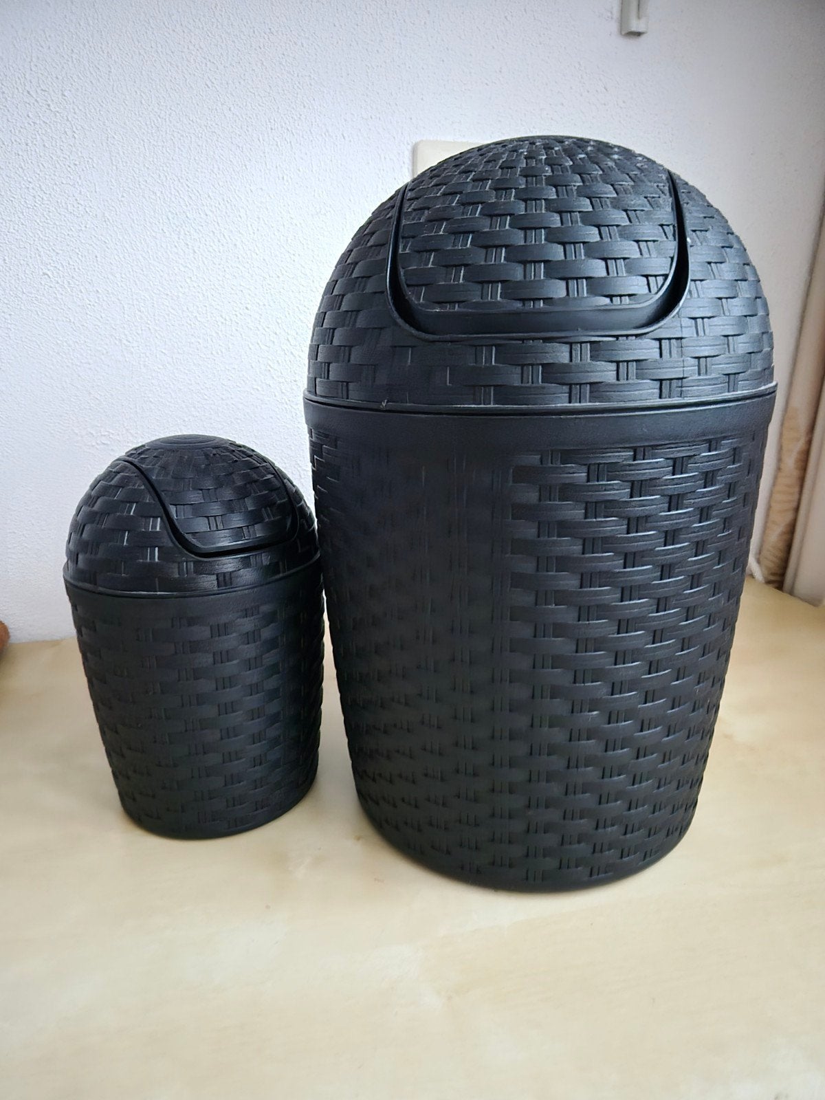 Set van 2 zwarte prullenbakken met rieten look, 50 – 75, Kunststof, Ophalen of Verzenden, Zo goed als nieuw