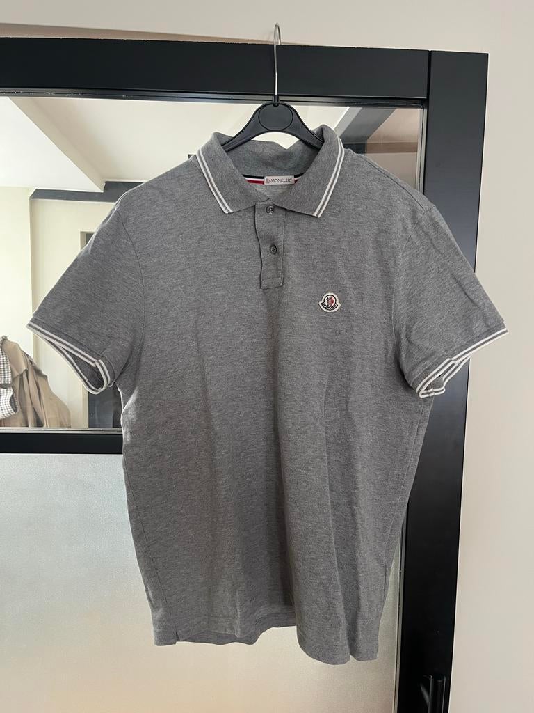 Moncler polo maat L in goede staat, Ophalen of Verzenden, Gedragen, Maat 52/54 (L), Grijs
