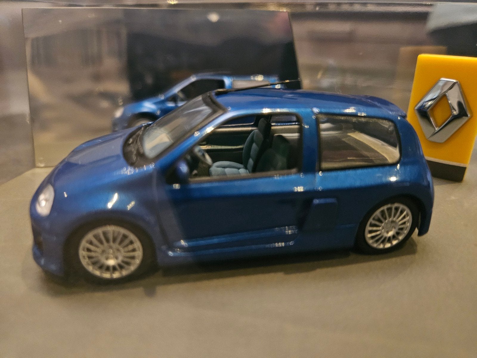 Renault Clio V6 Sport Schaalmodel - Blauw met Vitrine, Ophalen of Verzenden