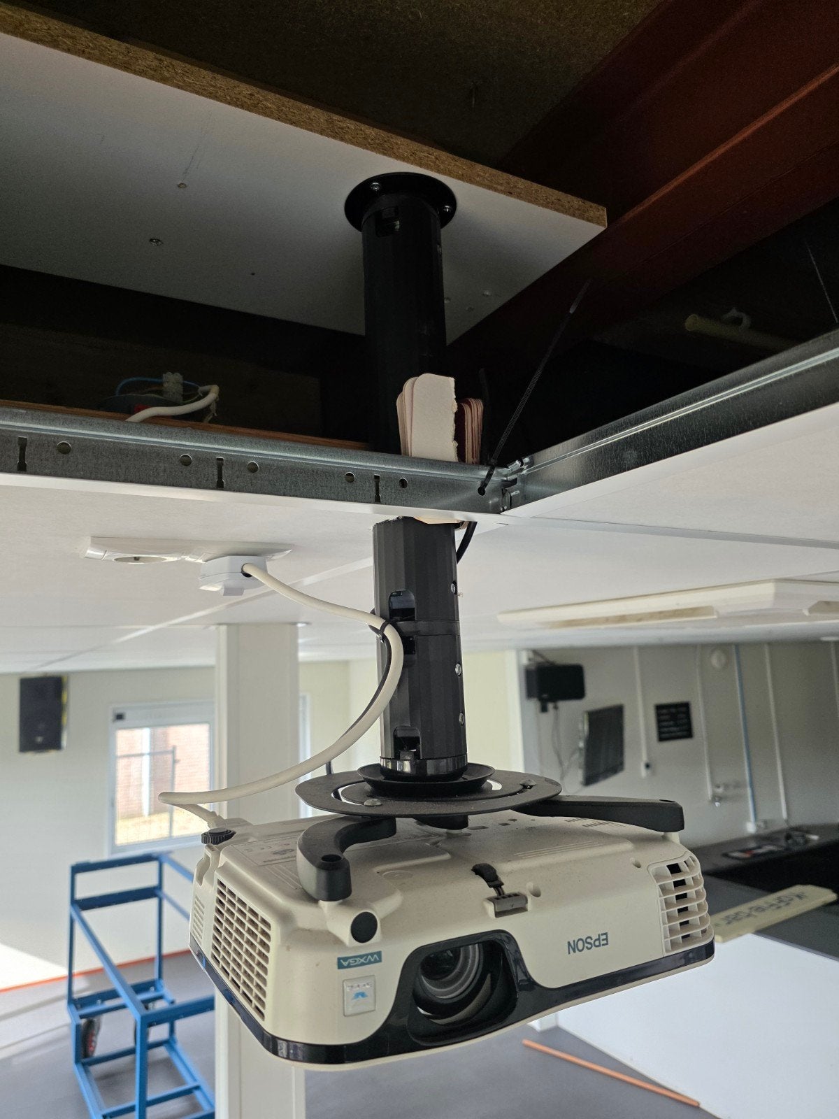 Epson EB-W12 Beamer met scherm (209cm breed), Ophalen, Gebruikt, HD (720), Epson