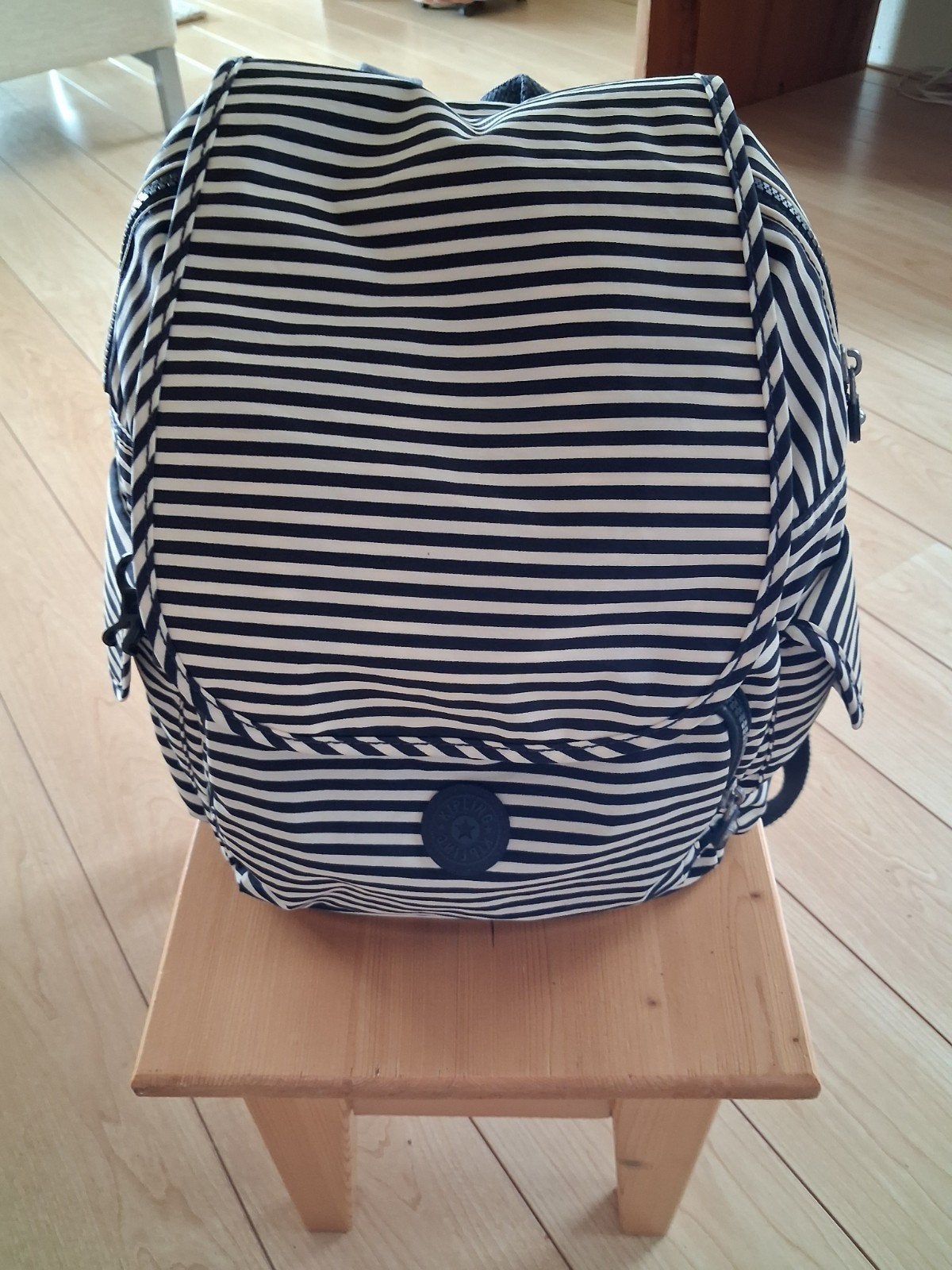 KIPLING RUGTAS MET ZWART AAPJE VEEL VAKKEN MET SLUITING, Ophalen of Verzenden, Zo goed als nieuw, Kipling