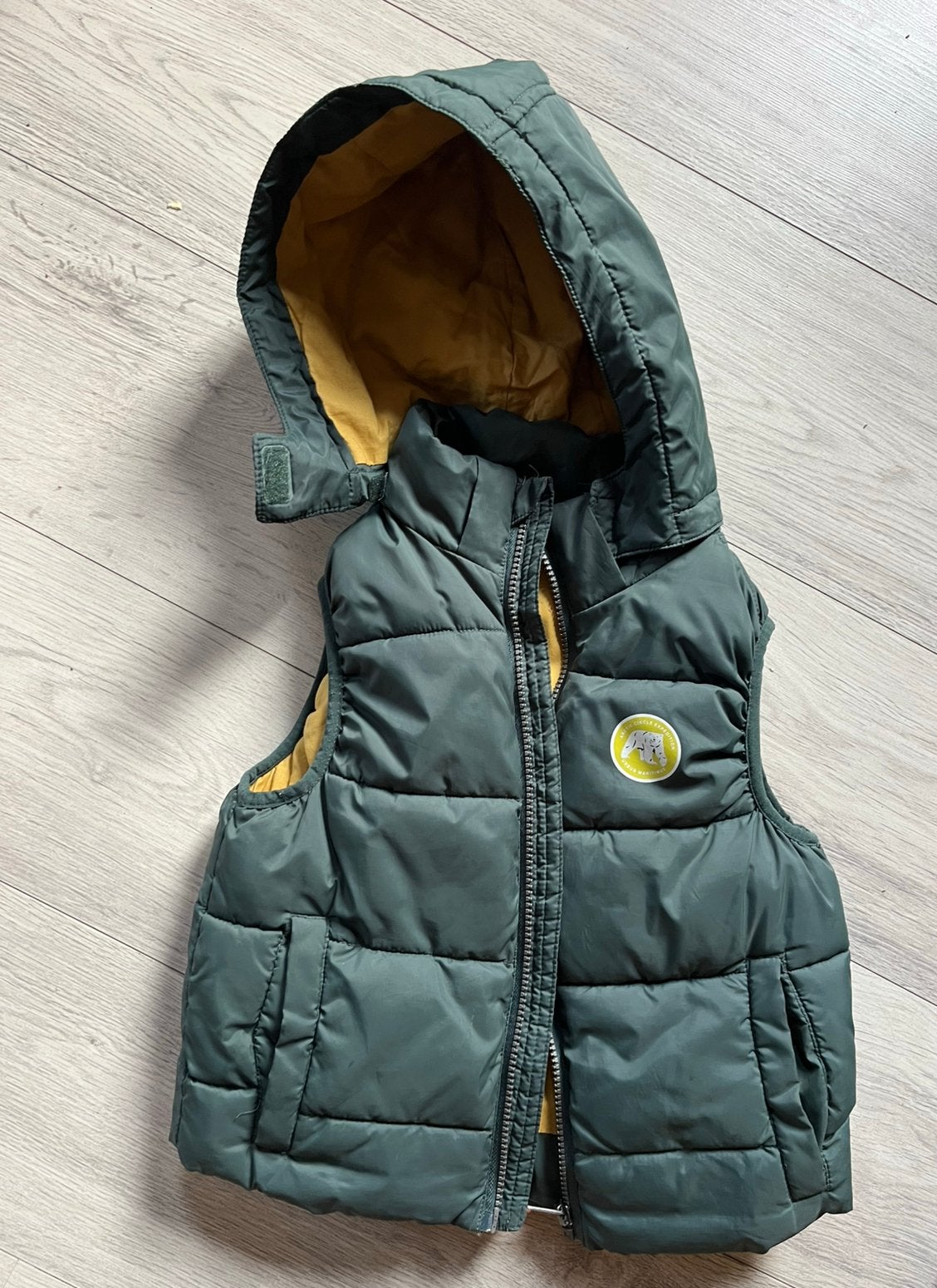 Warm vest met capuchon H&M, Ophalen of Verzenden, Zo goed als nieuw, Jongen of Meisje, Trui of Vest