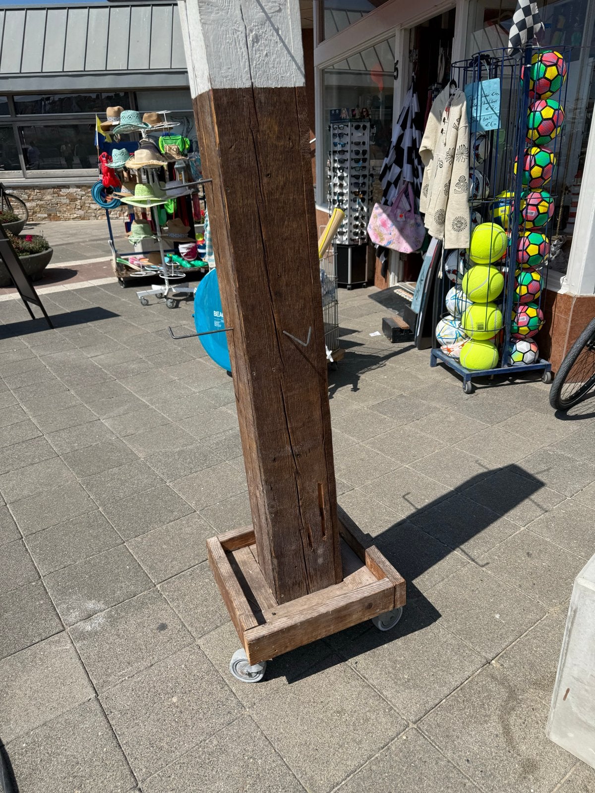 Houten paal met wielen - Decoratief of functioneel, Huis en Inrichting, Ophalen, Hout, Gebruikt, Bruin