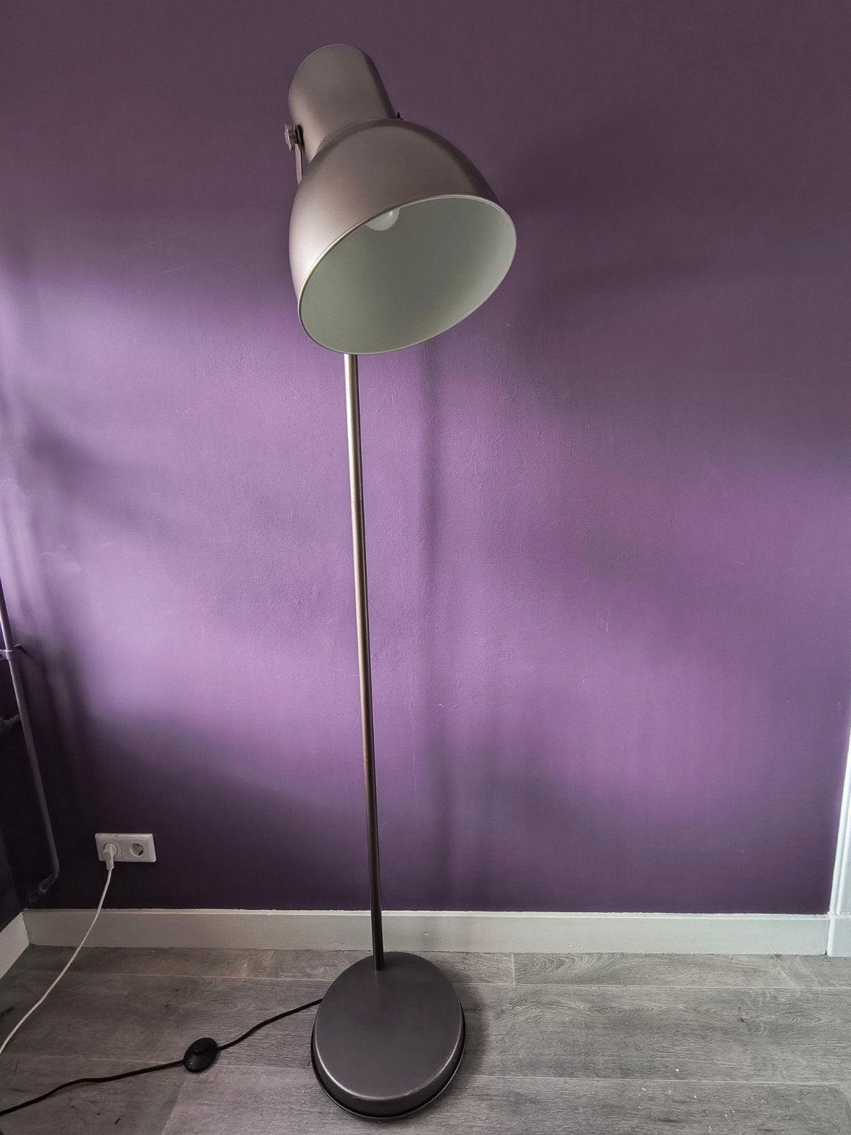 Moderne staande lamp - grijs/taupe van Ikea, Huis en Inrichting, Zo goed als nieuw, Metaal, Modern, 150 tot 200 cm