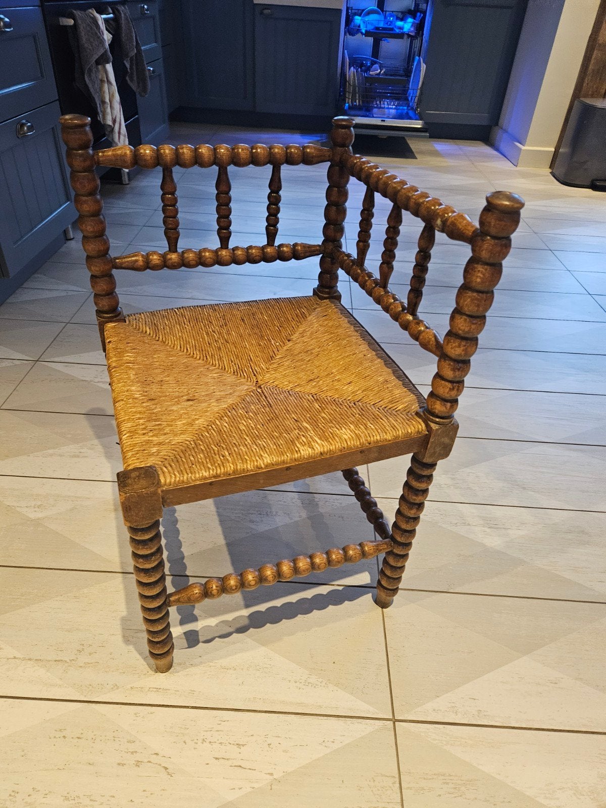 Vintage houten hoekstoel met biezen zitting, Ophalen