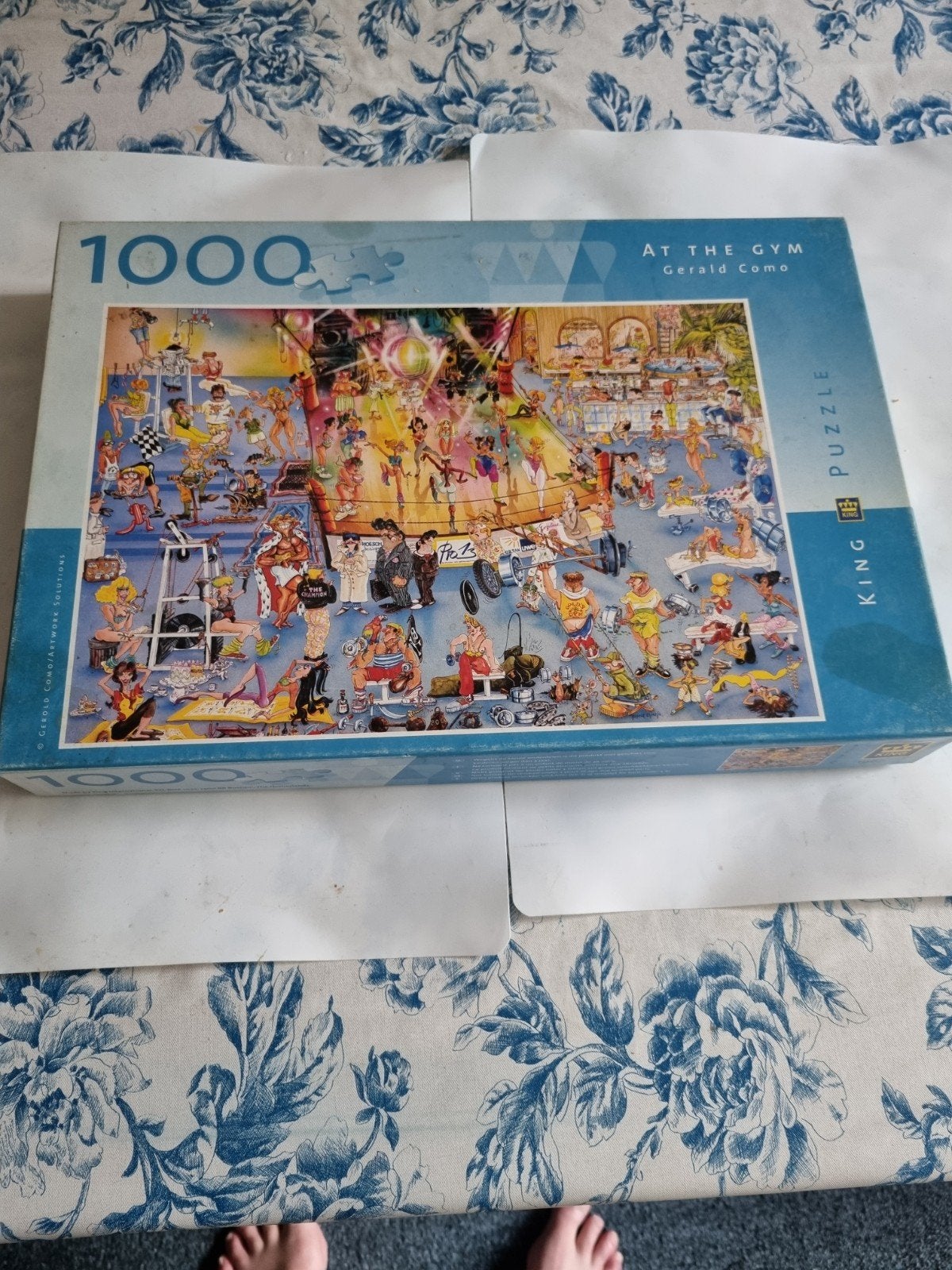King Puzzel 1000 stukjes - At The Gym door Gerald Como, Ophalen of Verzenden, 500 t/m 1500 stukjes, Gebruikt, Legpuzzel