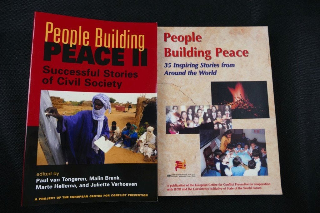 People building Peace I + II, Gelezen, Maatschappij en Samenleving, Diverse auteurs, Ophalen of Verzenden