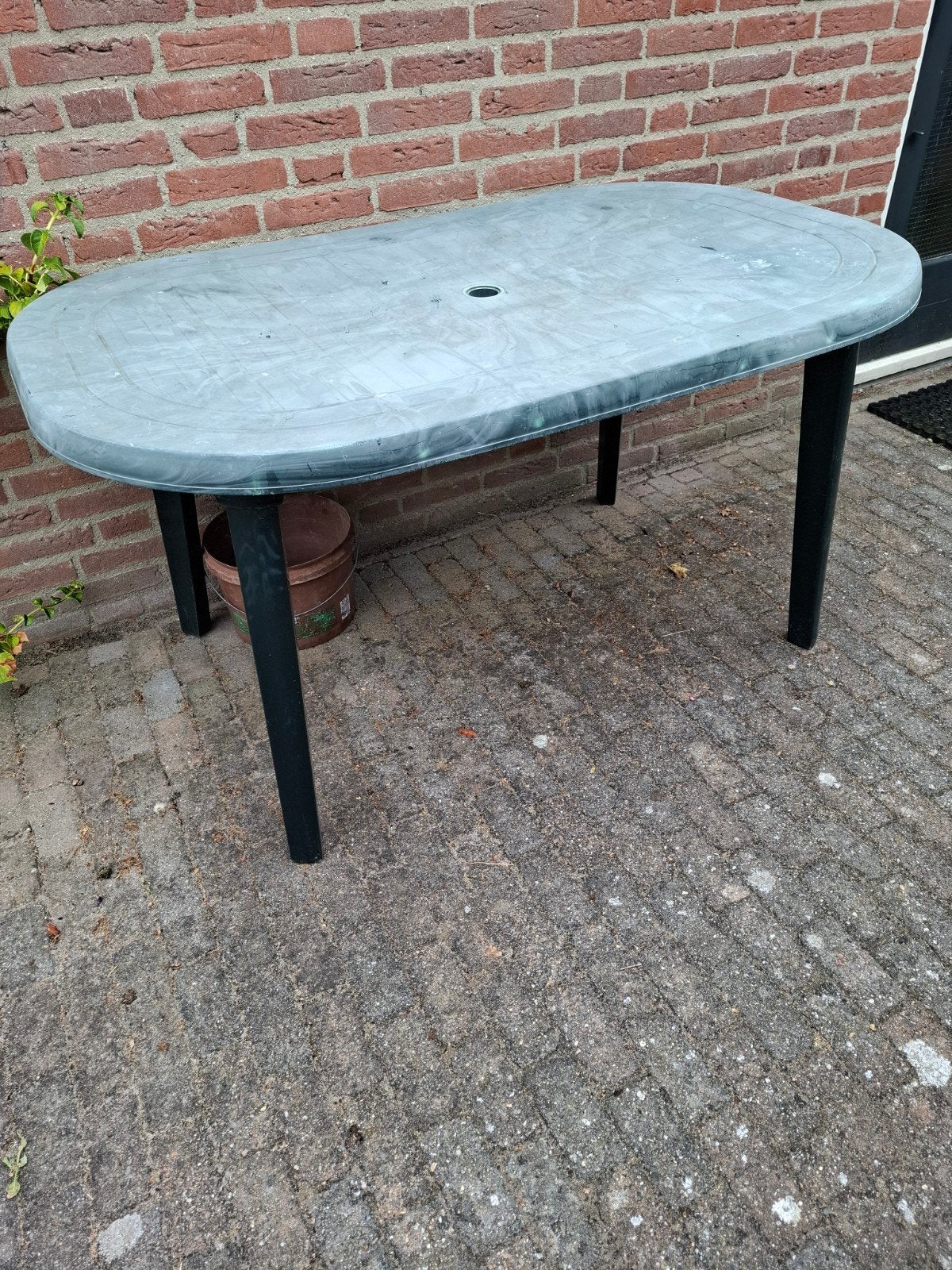 Groene kunststof tuintafel 138x84 cm (verweerd blad), Ophalen, Gebruikt, Rechthoekig, Kunststof
