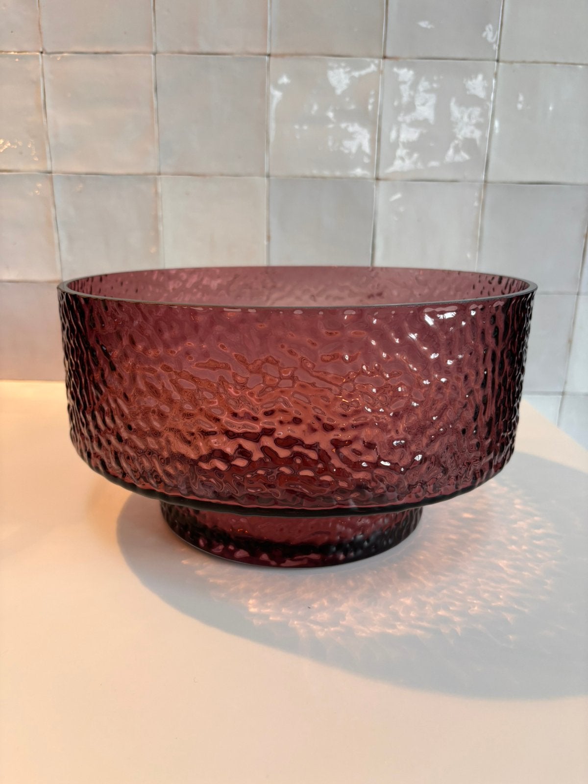 Glazen schaal, 28 cm doorsnede, bordeaux roze, Schaal, Rond, Nieuw, Ophalen of Verzenden
