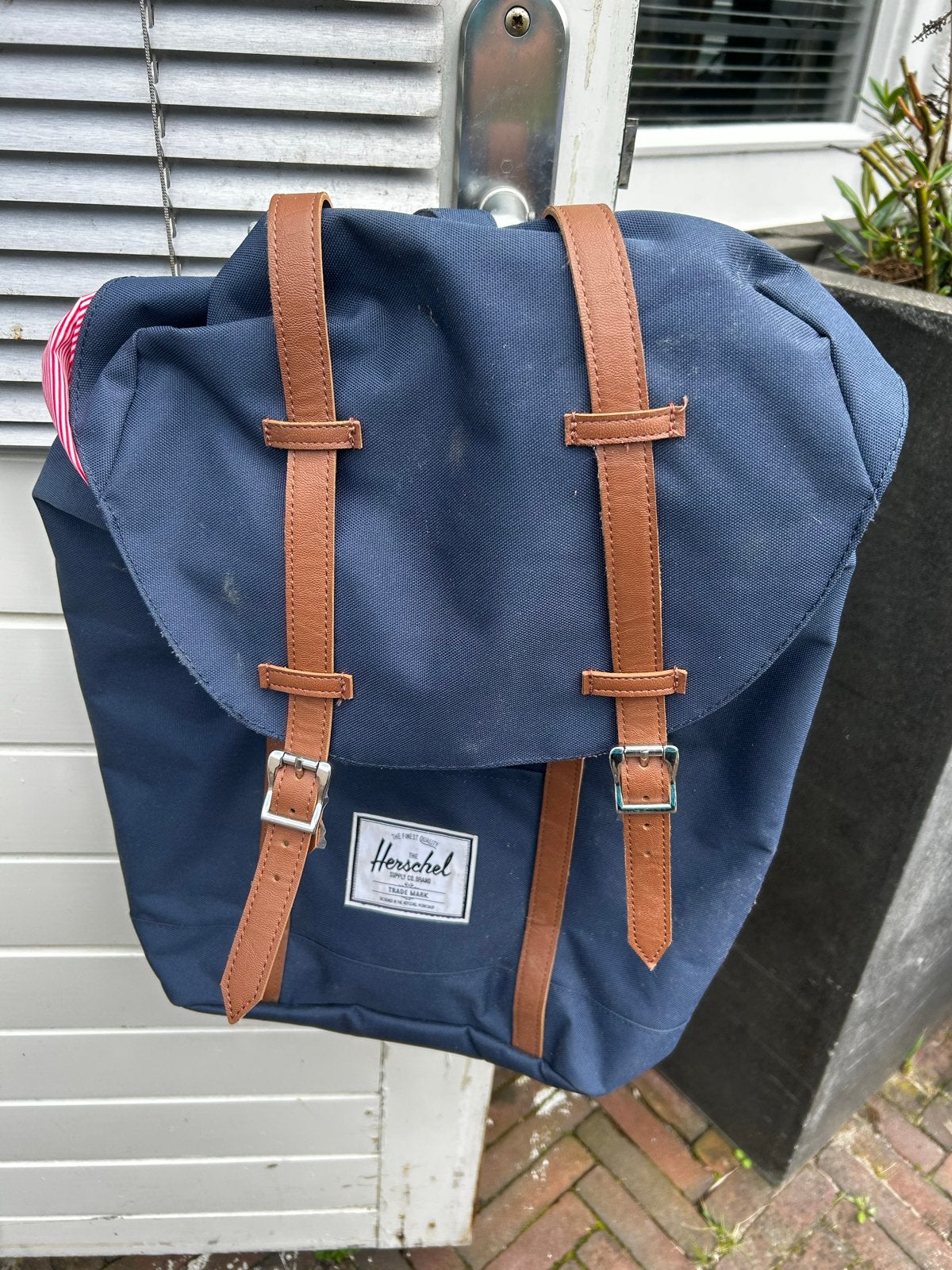 Herschel rugzak donkerblauw met bruine accenten (Hilversum), Sieraden, Tassen en Uiterlijk, Tassen | Rugtassen, Gebruikt, 25 tot 40 cm