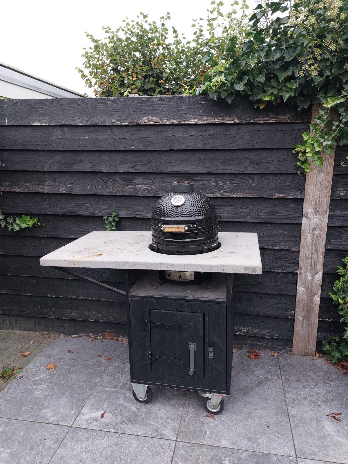 Kamado BBQ met onderstel en betonnen werkblad, Ophalen, Gebruikt, Onbekend