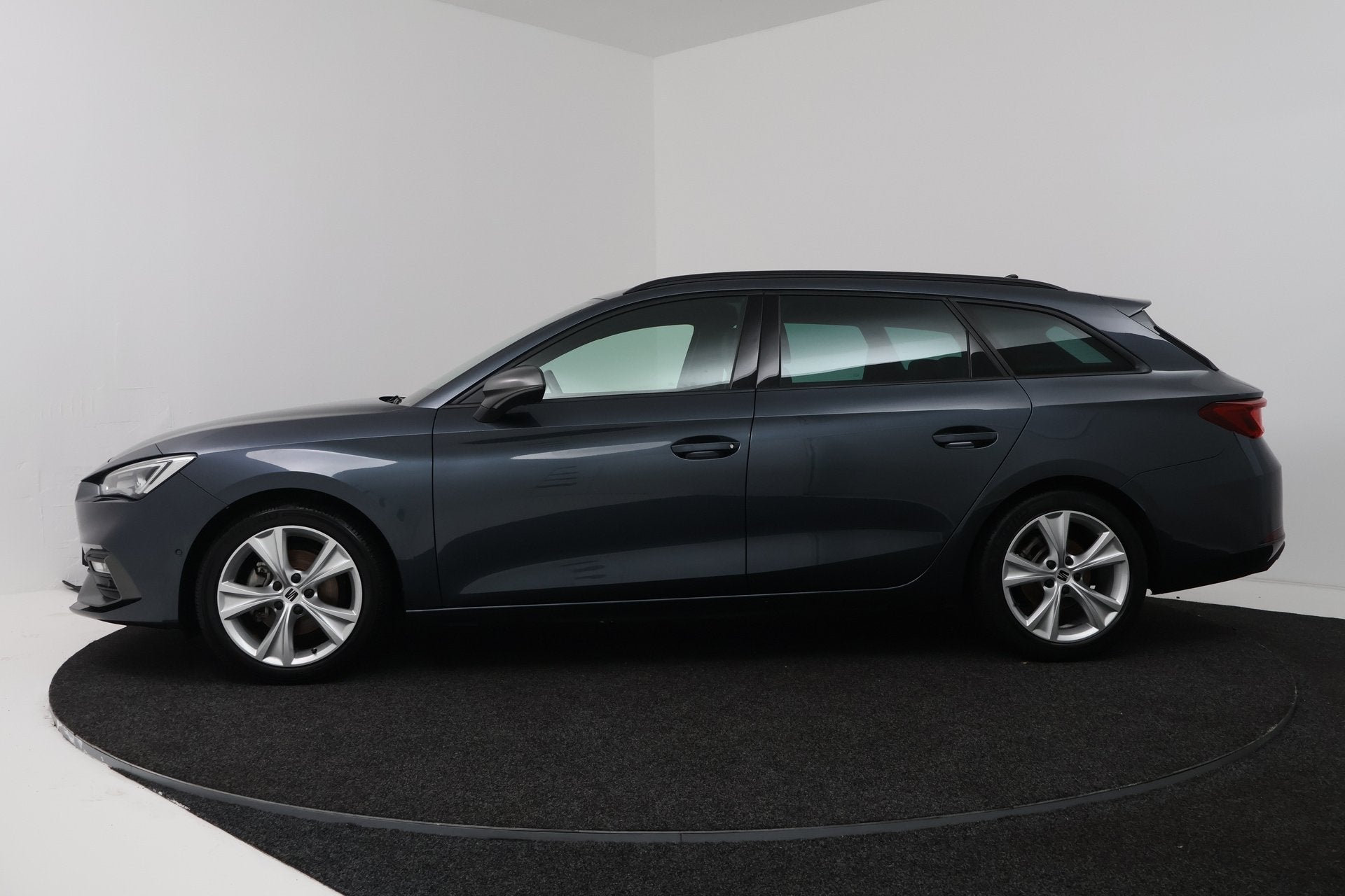 SEAT Leon Sportstourer 1.5 TSI Style Business Intense (TREKH, Voorwielaandrijving, 4 cilinders, Leon, Leder en Stof