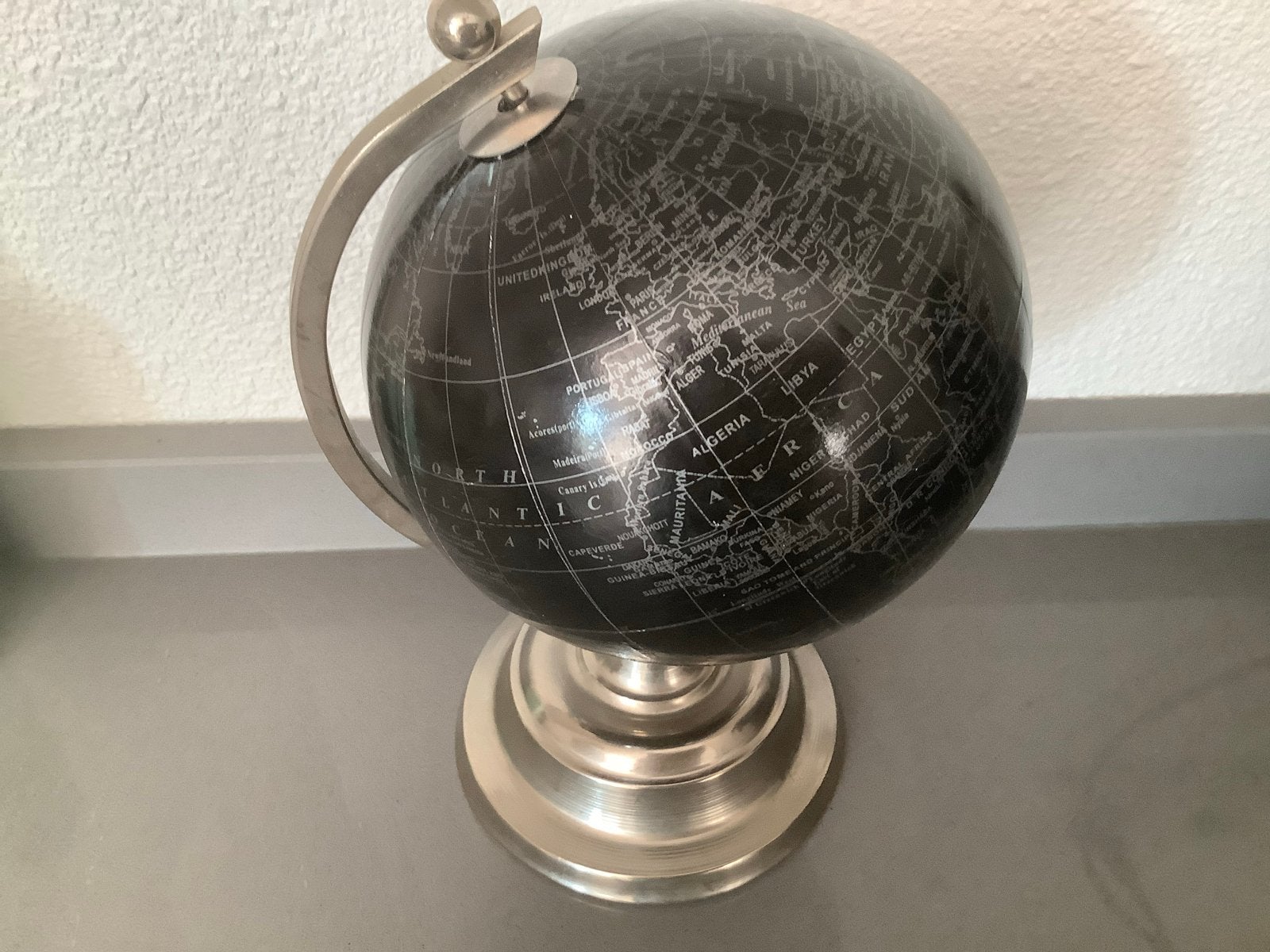 Stijlvolle Zwarte Wereldbol met Zilveren Voet, Kunststof, Draaibaar, Ophalen of Verzenden, Zo goed als nieuw
