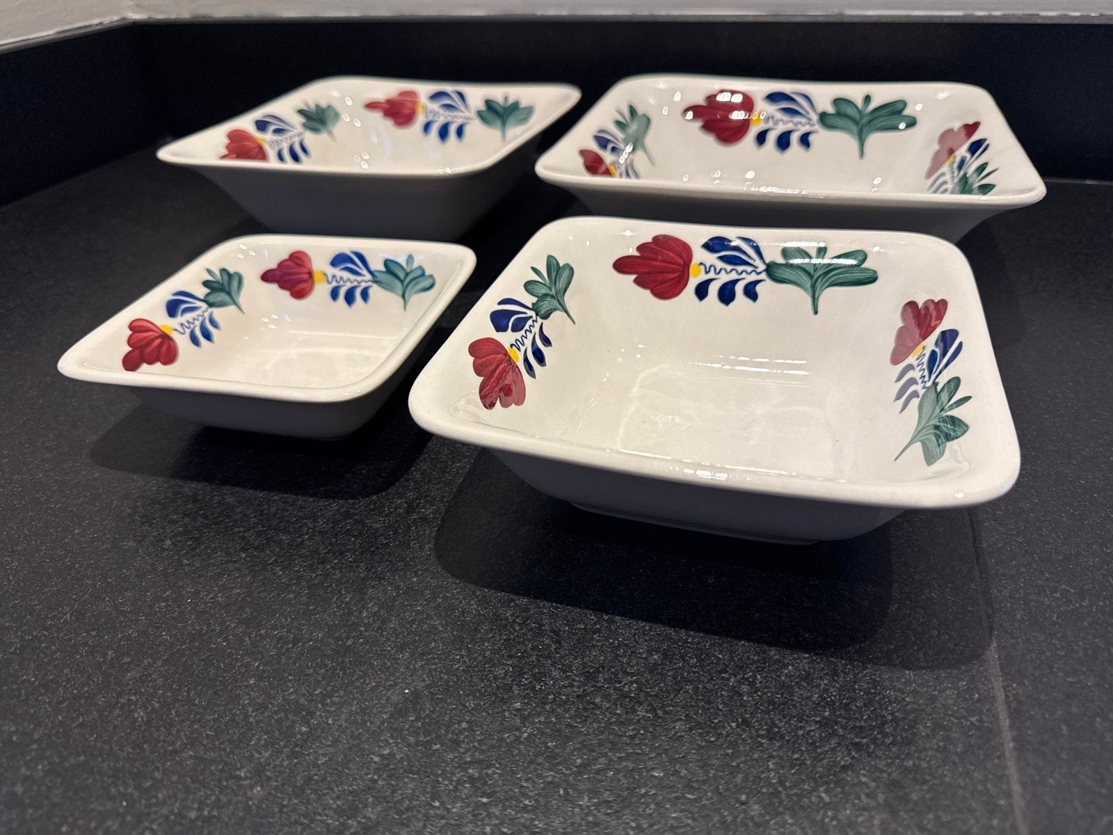 Set van 4 Boch Frères 'Boerenbont' schalen, Overige merken, Keramiek, Landelijk/Boerenbont, Ophalen of Verzenden
