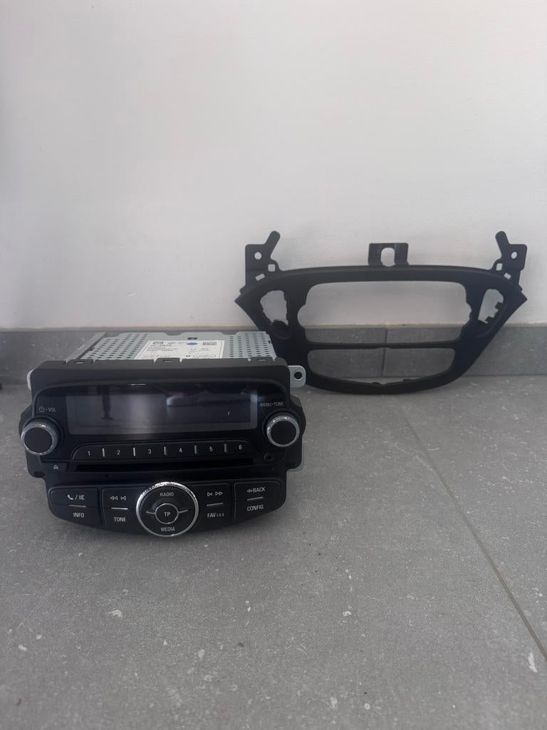 Opel Corsa auto radio met frame, Ophalen of Verzenden, Gebruikt