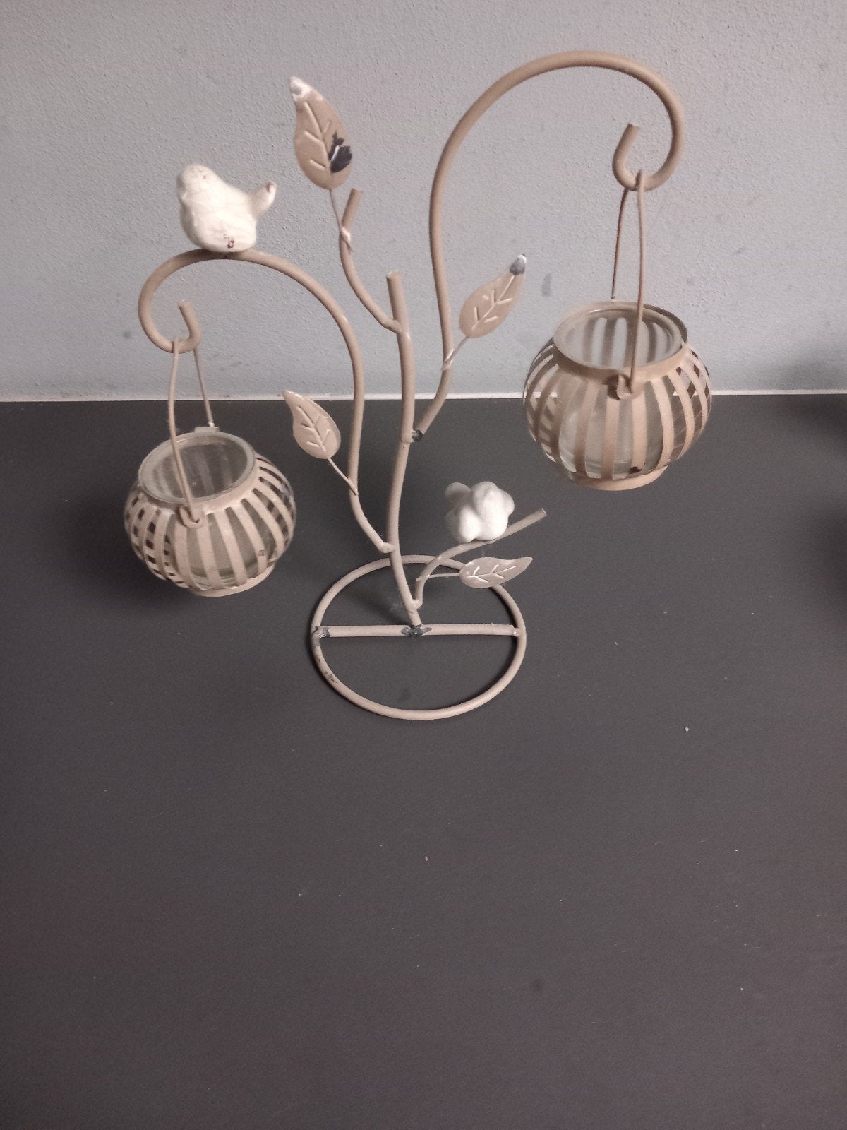 Decoratieve kandelaar met vogeltjes en lantaarns, Beige, Ophalen of Verzenden, Zo goed als nieuw, Metaal