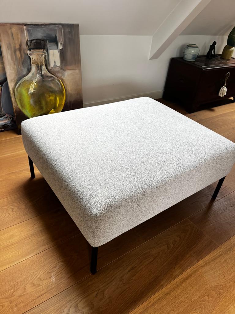 Montèl licht grijze poef, Ophalen of Verzenden, Zo goed als nieuw, Rond, Minder dan 50 cm