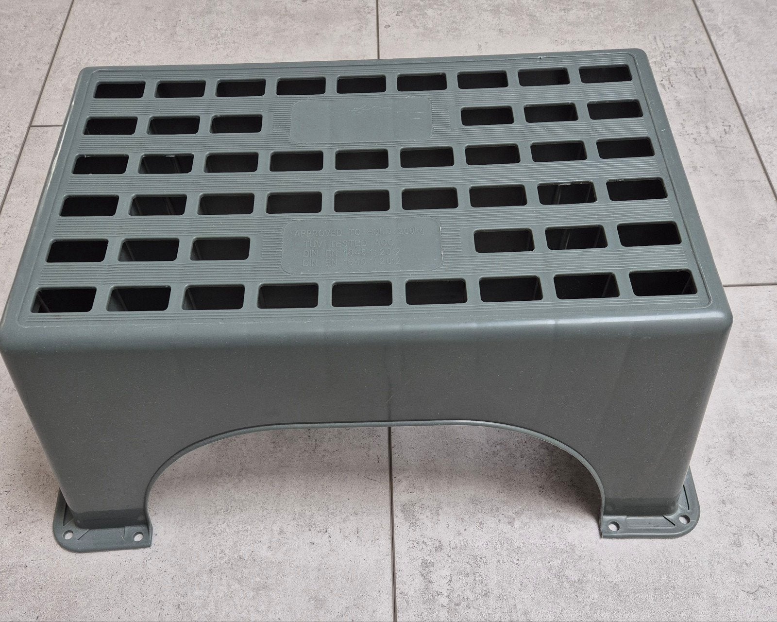 Grijze kunststof opstapje / krukje, Ophalen, Gebruikt, Kunststof
