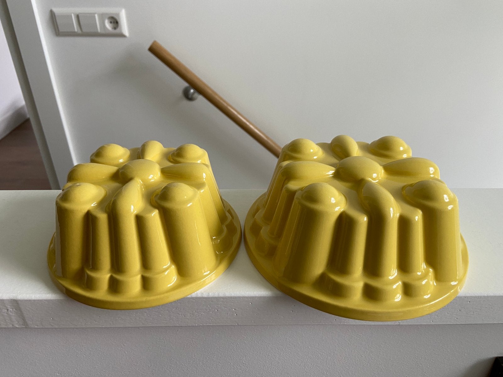 2 pastel gele puddingvormen Regout als nieuw samen 12,50, Ophalen of Verzenden