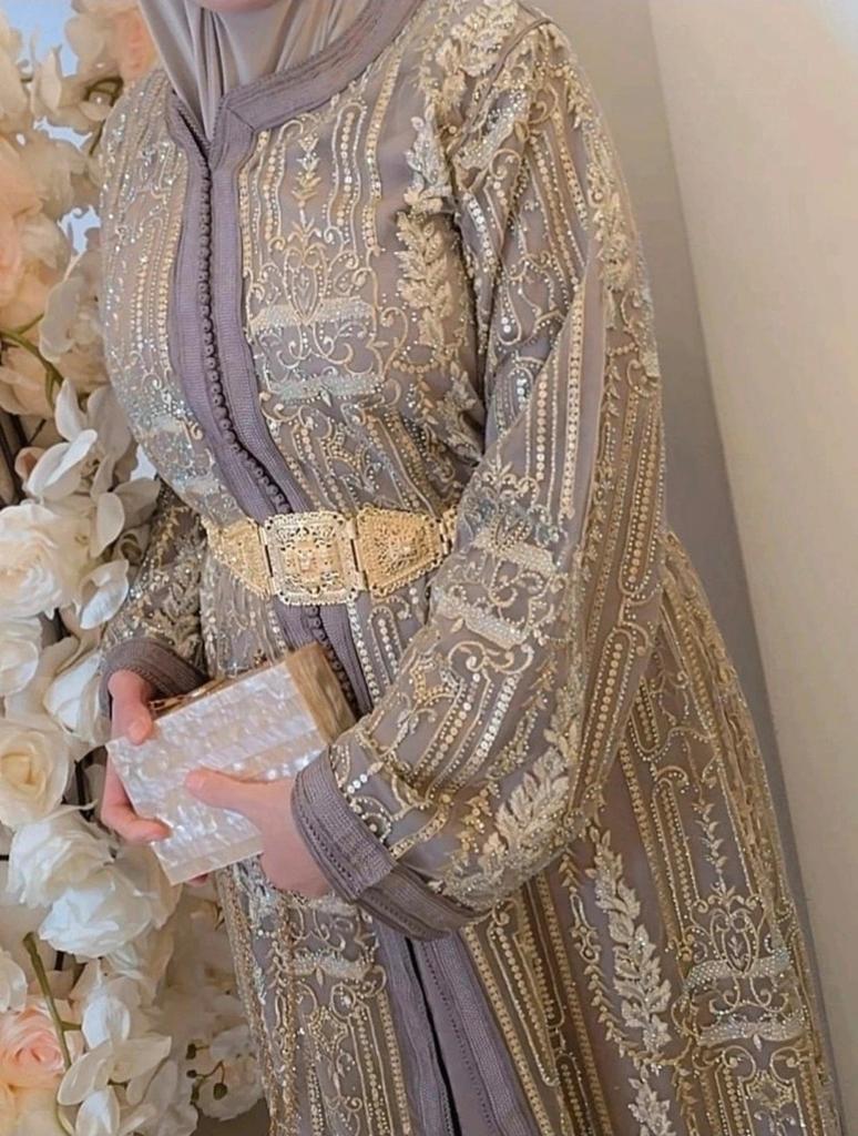 Met de handgenaaide takshita, Kleding | Dames, Gelegenheidskleding, Ophalen of Verzenden, Zo goed als nieuw, Maat 38/40 (M), Overige typen