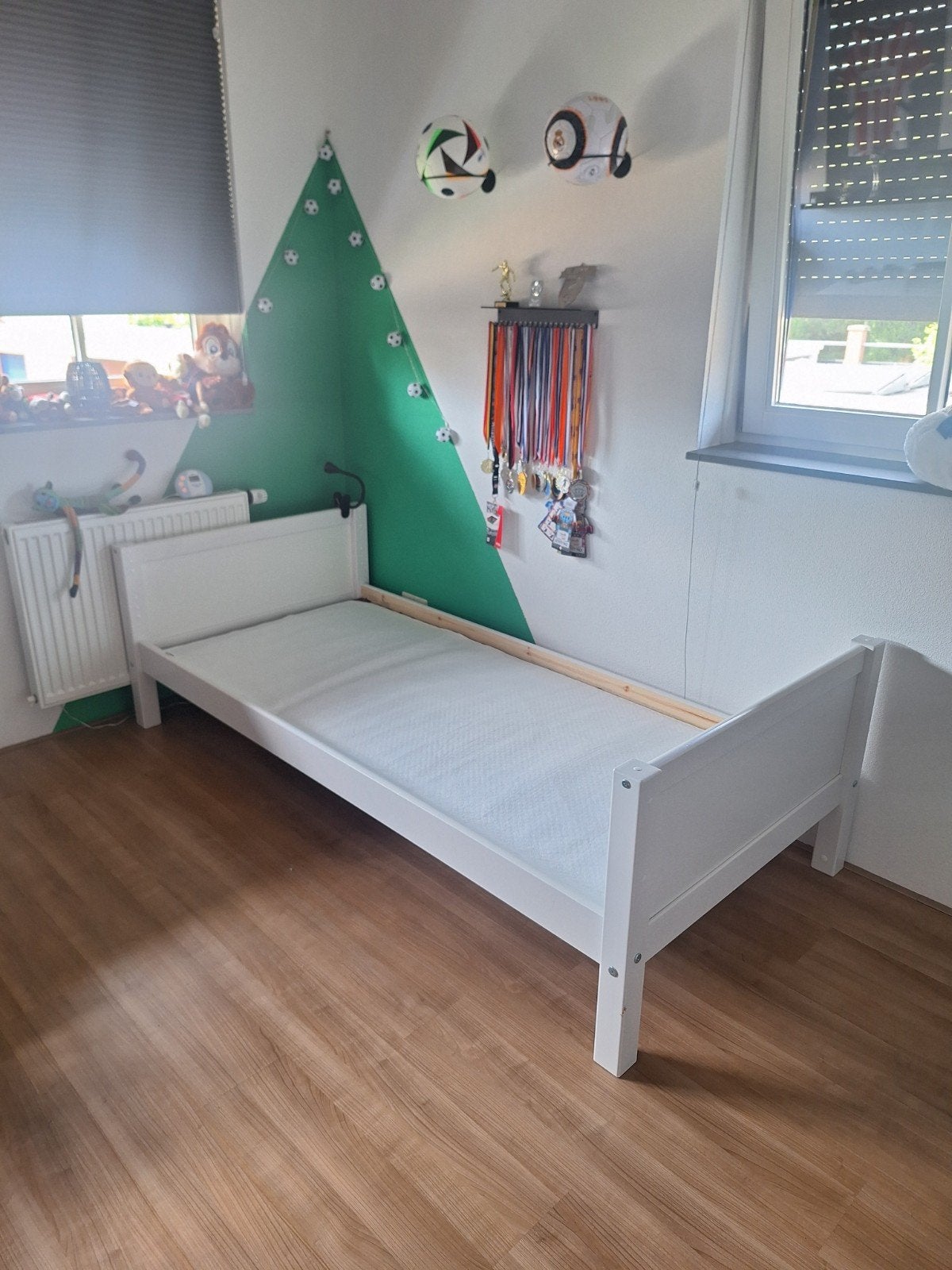 Eenpersoonsbed met matrasbeschermer, 6 jaar oud, Huis en Inrichting, Slaapkamer | Bedden, Ophalen, Gebruikt, 90 cm, Eenpersoons