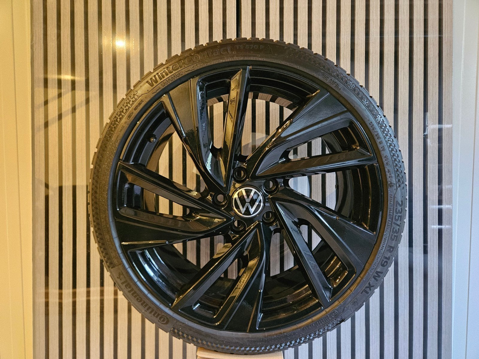 Nieuwstaat originele 19 inch Golf 8 GTI velgen-winterbanden, Gebruikt, Banden en Velgen, Winterbanden, 235 mm