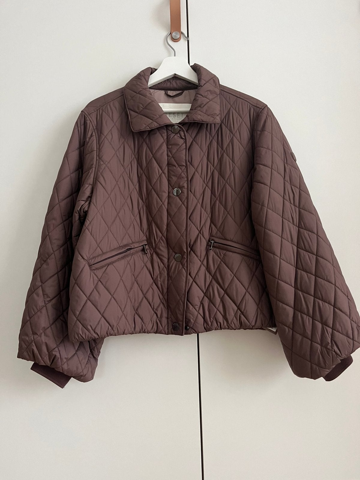 RESET nieuwe gewatteerde jas mt 40/42 auberginetint., Kleding | Dames, Ophalen, Nieuw, Maat 38/40 (M), Overige kleuren
